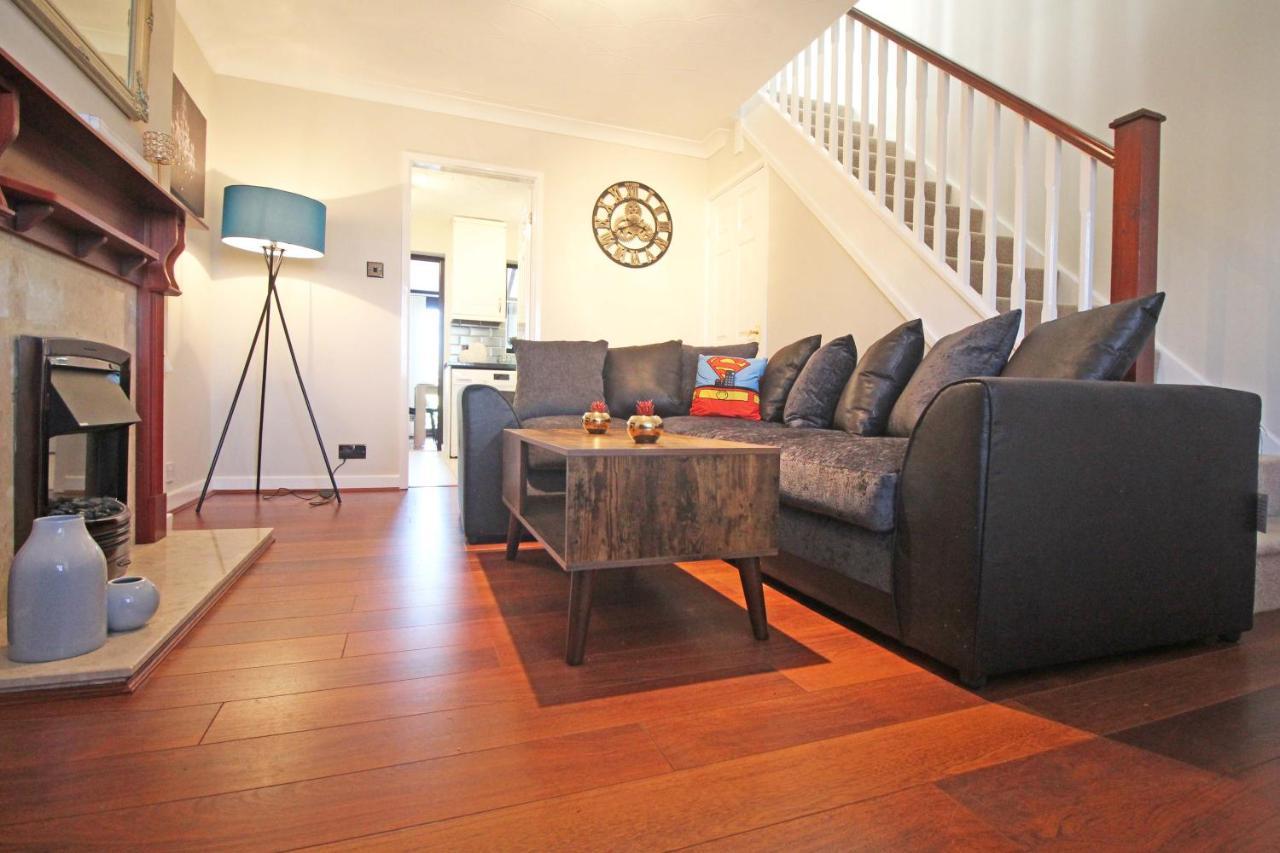 The Barwoods - Modern Spacious Home In Chester - Parking Экстерьер фото