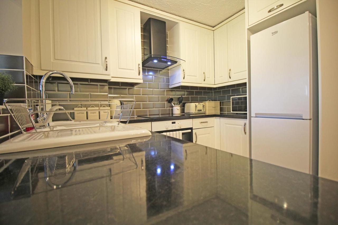 The Barwoods - Modern Spacious Home In Chester - Parking Экстерьер фото