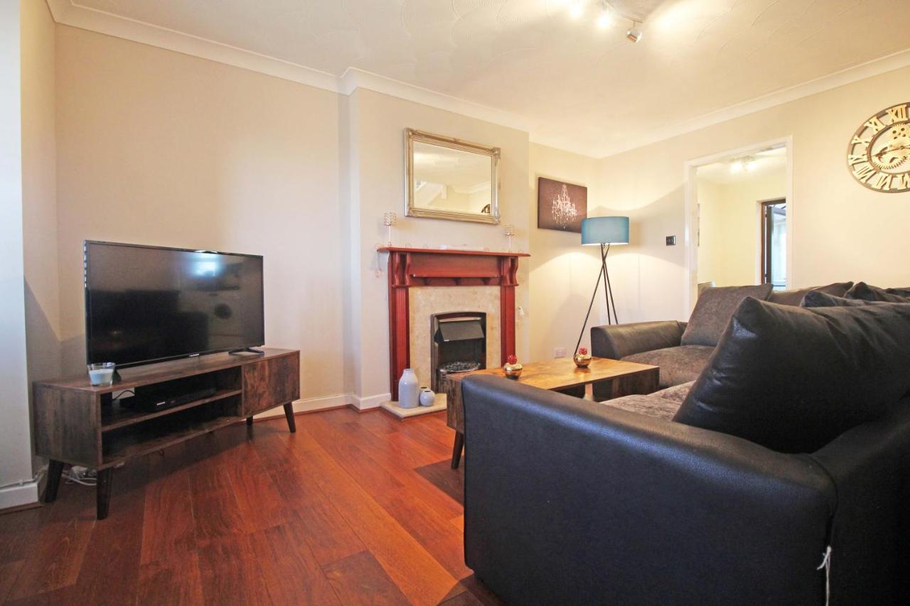 The Barwoods - Modern Spacious Home In Chester - Parking Экстерьер фото